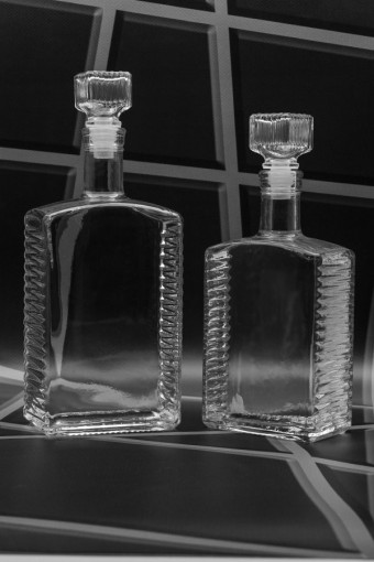 Графины с орнаментом: когда декоративное стекло усиливает образ продукта